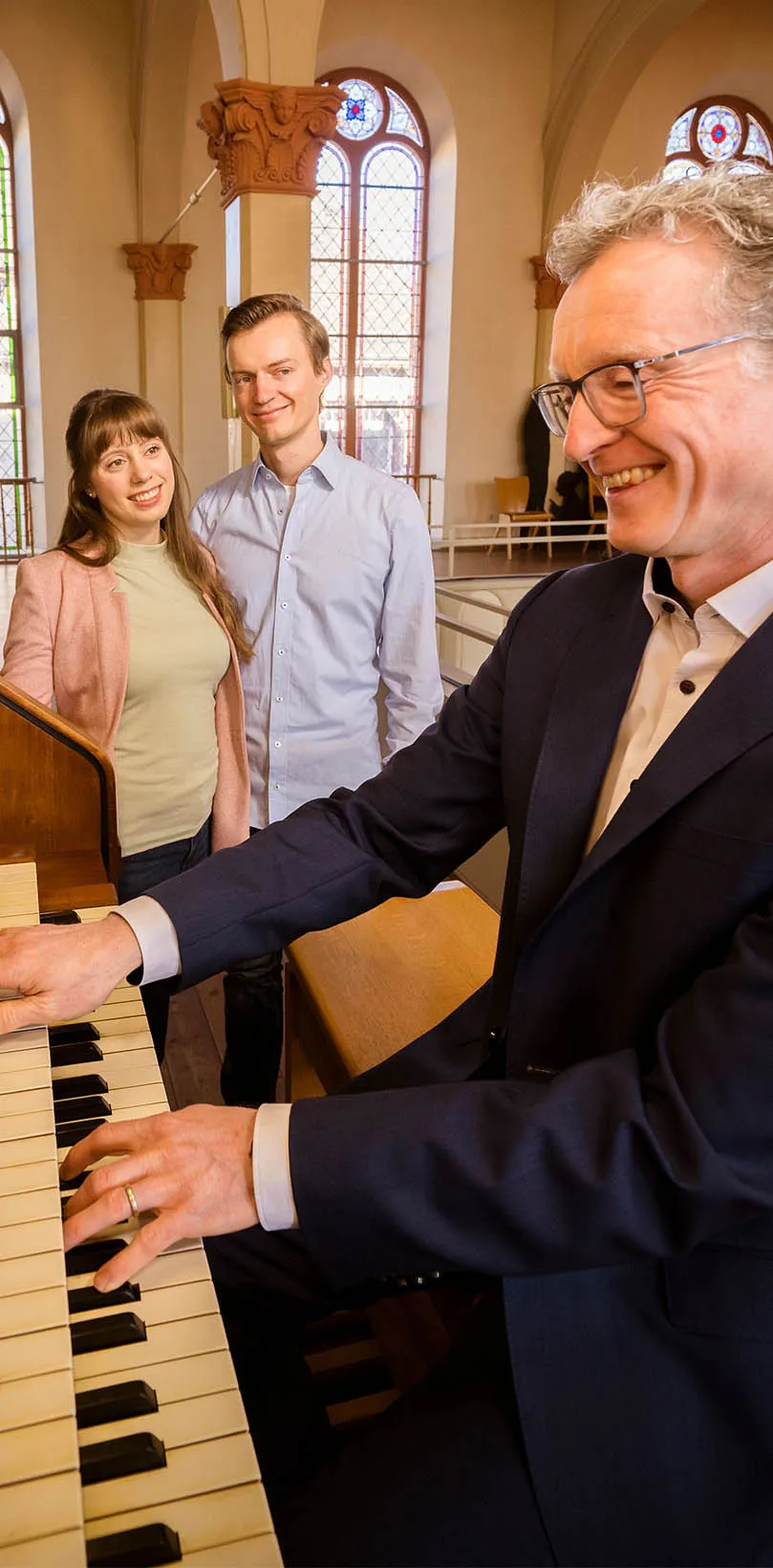 Junges Paar unterhält sich mit dem Kantor