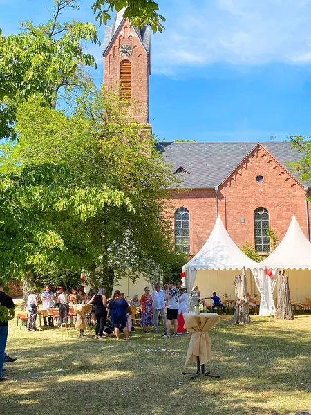 Großes Traufest vor einer Kirche