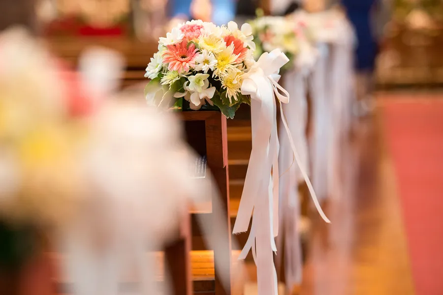 Geschmückte Kirchenbank mit Blumen