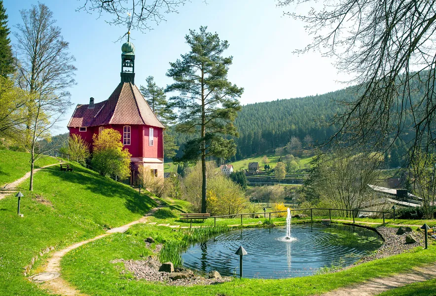Kapelle im Schwarzwald an einem See