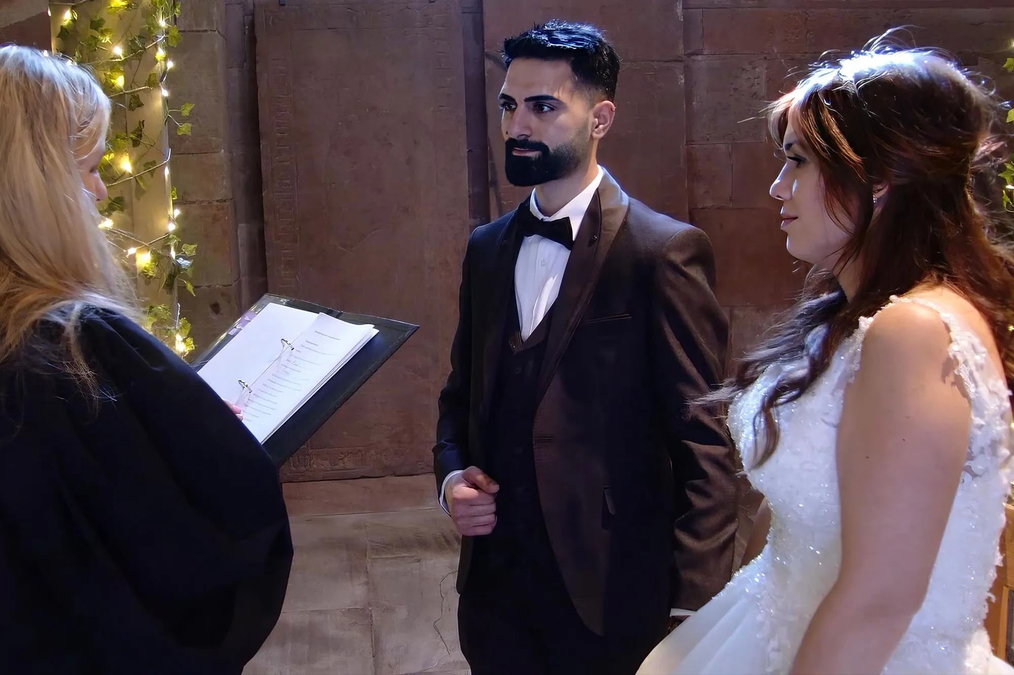 Hochzeitspaar und eine Pfarrerin